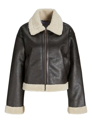 Brūns mākslīgās ādas jaka ar krēmkrāsas vilnas apkakli, ar rāvējslēdzēju un saskaņotiem aprocēm. Iespējams, ka tā ir īsā dizaina un teksturētas virsmas.