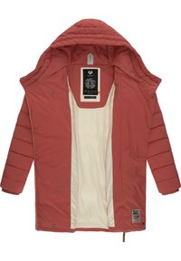 Pohodlná prešívaná bunda v farbe hrdze so zateplenou podšívkou. Má odnímateľnú kapucňu a zapínanie na zips. Nálepky sú zošité vo vnútri a na leme.