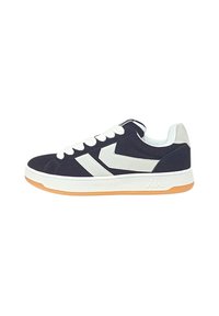 Scarpa sportiva in camoscio blu navy con suola in gomma bianca, due strisce diagonali bianche e design con lacci. Accenti azzurri all'interno.