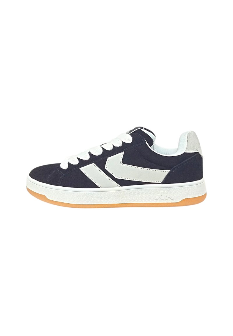 Scarpa sportiva in camoscio blu navy con suola in gomma bianca, due strisce diagonali bianche e design con lacci. Accenti azzurri all'interno.