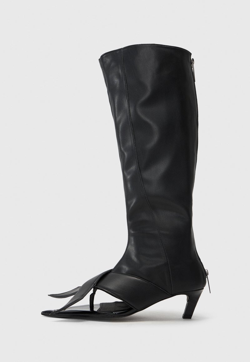 Bottes noires en cuir hautes jusqu'au genou avec bout ouvert et talon ouvert, présentant un talon effilé et une fermeture éclair sur le côté pour un enfilage facile. Texture lisse et design épuré.