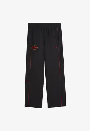 Schwarze Sporthose mit elastischem Bund, ausgestattet mit einem roten Logopatch und roten Akzentnähten an den Seiten.