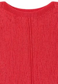 Gros plan d'un pull rouge en maille montrant un col rond côtelé et une couture verticale au centre devant.