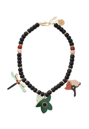 Naszyjnik z czarnymi, czerwonymi i różowymi koralikami, z trzema zawieszkami: ważką, zielonym motylem i stylizowanym profilem twarzy.