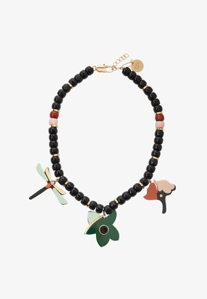 Naszyjnik z czarnymi, czerwonymi i różowymi koralikami, z trzema zawieszkami: ważką, zielonym motylem i stylizowanym profilem twarzy.