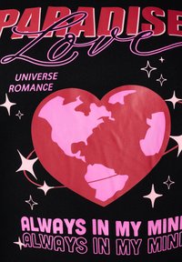 Zwart T-shirt met een grote roze hartgrafiek met een wereldkaart. De tekst luidt "PARADISE Love" en "UNIVERSE ROMANCE" in vetgedrukte roze letters, plus sterren.
