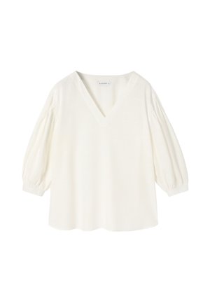 Blusa blanca con escote en V y mangas abullonadas, confeccionada en una tela ligera con una textura suave, que presenta un corte relajado y un drapeado sutil.