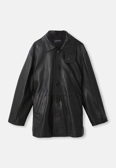 Melnas ādas mētelis ar apkakli, pogu aizdari, divām priekšējām kabatām un strukturētu virsmu. Satur birku uz apkakles zīmola identificēšanai.