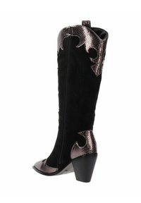 Bota de ante negra hasta la rodilla con acentos de textura de piel de serpiente bronce, cremallera lateral, punta afilada y tacón bloque.