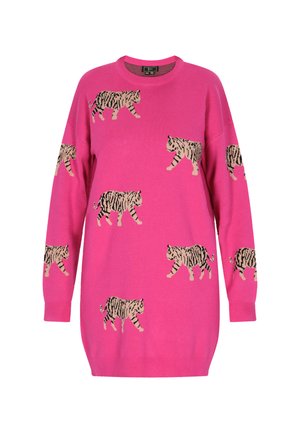 Roze gebreide trui met een ruime pasvorm, ronde halslijn en zwart-beige tijgerpatronen verspreid over de stof.