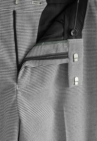 Next PUPPYTOOTH MORNING - Hlače za moške obleke - black