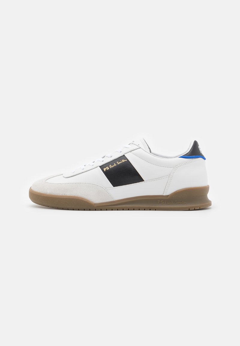 Weißer Sneaker mit schwarzen und blauen Akzenten, Obermaterial aus Wildleder und Leder, runde Zehenform, flache Gummisohle und goldfarbene Marken-Details an der Seite.