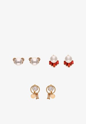 Drie paar oorknopjes: parel met kleine gouden en diamanten oorkapjes, parel met rode edelsteen waaier, en gouden oorringen met heldere en amberkleurige stenen.