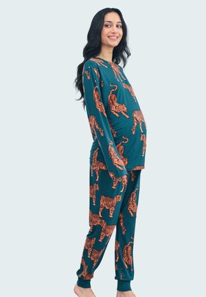 Zwangere pyjama set in donkerteal met een oranje tijgerpatroon, met een losse pasvorm en lange mouwen. Zacht stof met ribgebreide manchetten.