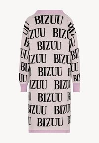 Długia jasnofioletowa sukienka swetrowa z powtarzającym się dużym czarnym wzorem tekstu "BIZUU" oraz prążkowanymi mankietami, dołem i kołnierzem w ciemniejszym odcieniu fioletu.