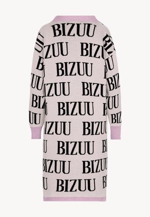 Lang lichtpaars trui-jurk met herhaald groot zwart "BIZUU" tekstpatroon en geribbelde boorden, zoom en kraag in donkerder paars.