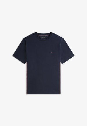 Camiseta de manga corta de color azul marino con cuello redondo, con un pequeño logo rojo, blanco y azul en el pecho y franjas laterales a juego.