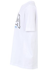 Camiseta blanca de algodón con mangas cortas, corte recto y texto gráfico negro en el frente con acentos azules.