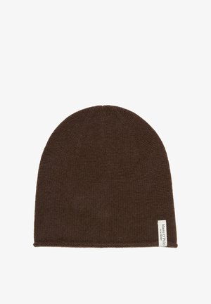 Bruine gebreide muts met een zachte textuur, voorzien van een logotag aan de zijkant en een afgeronde bovenkant. Eenvoudig, naadloos ontwerp.