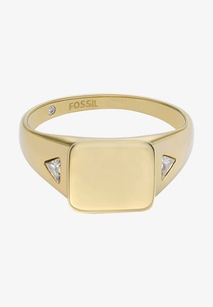 Anello in tono oro con una faccia quadrata e due accenti in pietra trasparente a forma triangolare. Band liscia con leggero lucido e nome del marchio inciso all'interno.