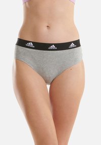 Bikini intimo in cotone grigio con fascia nera e dettagli in bianco del logo Adidas. Texture liscia e design a vita media.