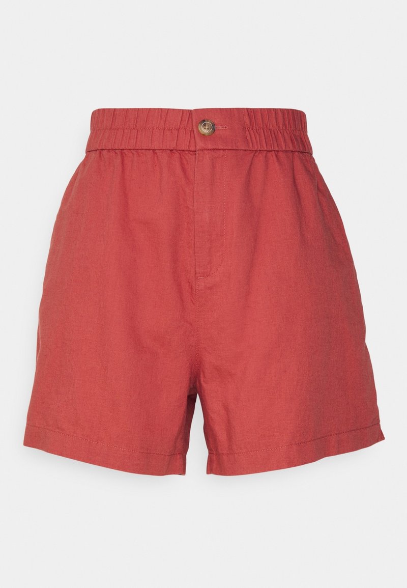 Short rouge en mélange de lin avec taille élastique, bouton à l'avant et coupe décontractée sur fond blanc.