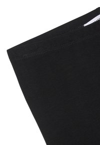 Czarna bawełniana koszulka z krótkim rękawem, o gładkiej fakturze i haftowanym wykończeniu. Kołnierz jest okrągły, a materiał jest lekki.