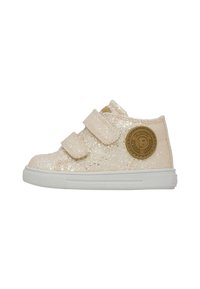 Chaussures montantes pour enfants rose clair pailleté avec deux bandes Velcro, semelle en caoutchouc blanche et un accent logo doré circulaire sur le côté.
