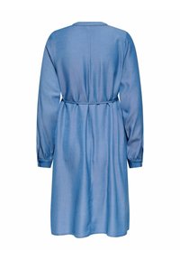 Sukienka z długimi rękawami i paskiem w jasnoniebieskim materiale. Posiada okrągły dekolt i długość do połowy łydki. Gładka faktura z minimalnymi detalami.