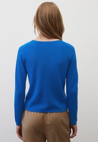Maglione blu a maniche lunghe con scollo a girocollo e orlo a coste, dotato di maniche raglan e una vestibilità rilassata.