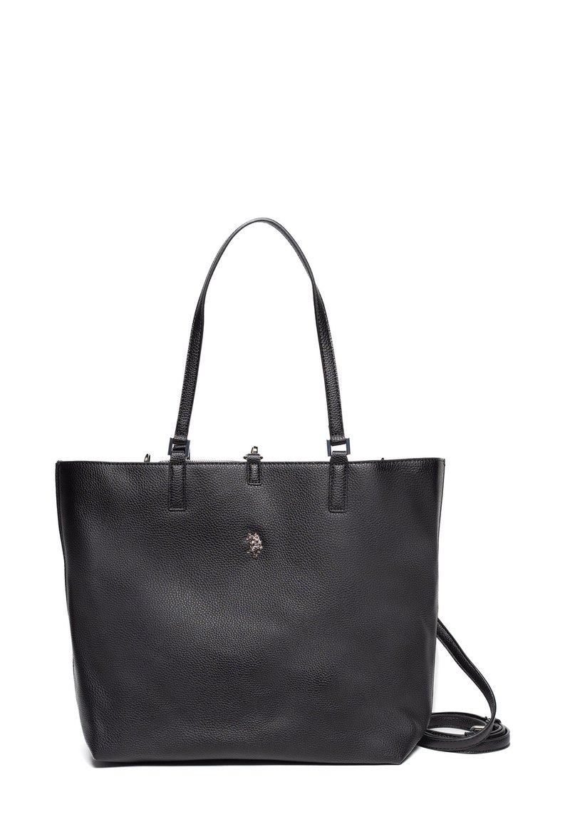 Černá kožená taška přes rameno s texturou v pebble vzhledu, dvěma horními držadly a odnímatelným popruhem na rameno. Na přední straně je kovová logo značka.