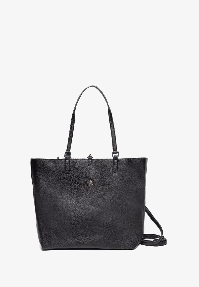 Černá kožená taška přes rameno s texturou v pebble vzhledu, dvěma horními držadly a odnímatelným popruhem na rameno. Na přední straně je kovová logo značka.