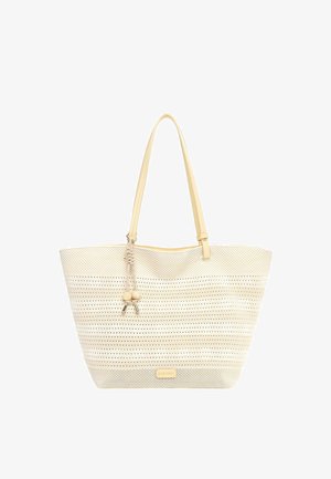 Borsa tote beige traforata con spallacci lunghi e nappina intrecciata decorativa con perline, base rettangolare e etichetta di branding discreta.