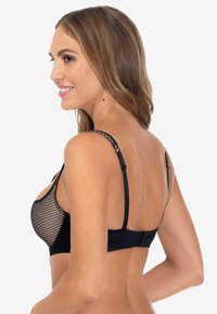 Czarny biustonosz z siateczkowym wzorem w kratkę, z regulowanymi ramiączkami i zapięciem na haftkę z tyłu.