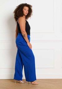 LolaLiza TAILORED WIDE-LEG TROUSERS TAILORED WIDE-LEG TROUSERS - Kelnės - blue faience