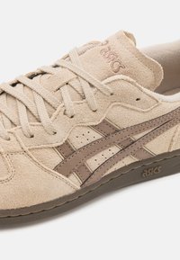 ASICS SportStyle SKYHAND OG UNISEX - Baskets basses - feather grey/taupe grey