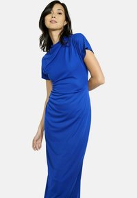 Modré maxi šaty s hladkým materiálom a krátkymi rukávmi, s volánovým výstrihom a jemným naberaním pozdĺž pásu.