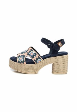 Sandalias plataforma de esparto en azul marino con diseño floral bordado, correa al tobillo y tacón ancho envuelto en yute.