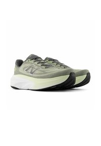 Une paire de chaussures de course New Balance vert clair et gris avec des semelles épaisses blanches et noires, vue de côté en angle sur un fond blanc.