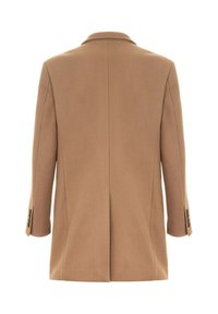 Cappotto in misto lana marrone con design sartoriale, spacchetto singolo e dettagli a quattro bottoni sulle maniche. Texture liscia, colletto classico.