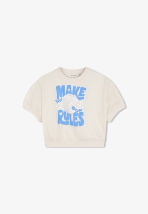 Roomwit cropped sweatshirt met een blauw grafisch ontwerp en de tekst "MAKE YOUR OWN RULES." Korte mouwen en geribde zoom.