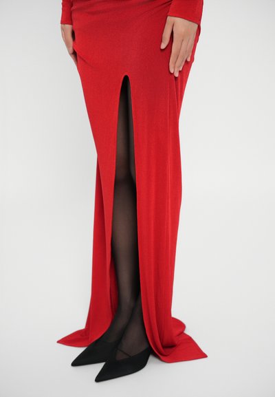 Rode jurk tot de vloer met een voorkeursplit, gemaakt van zachte stof. Draag over zwarte panty's en puntige zwarte schoenen. Gladde textuur met gedrapeerd ontwerp.