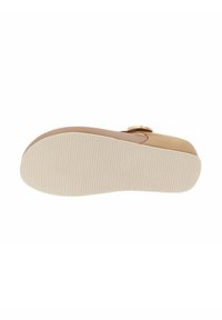 Sandalo color tan e beige con punta tondeggiante, materiale superiore liscio, dettagli decorativi in metallo e suola di gomma beige testurizzata.