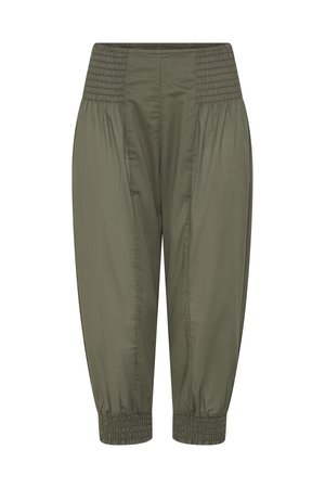 Pantalones cortos de color verde oliva con cintura y puños elásticos fruncidos, que presentan un ajuste holgado y relajado, con sutiles detalles de costuras verticales.