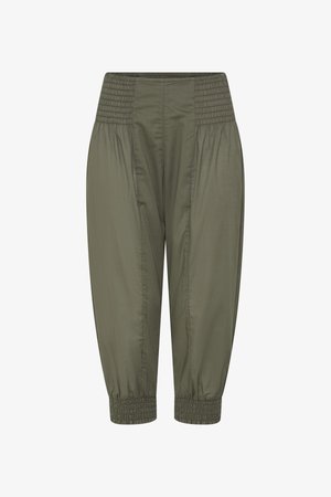 Pantalones cortos de color verde oliva con cintura y puños elásticos fruncidos, que presentan un ajuste holgado y relajado, con sutiles detalles de costuras verticales.
