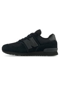 Baskets noires en matériaux daim et mesh, avec un logo "N" bien en évidence, un col rembourré et une semelle en caoutchouc pour une bonne traction.
