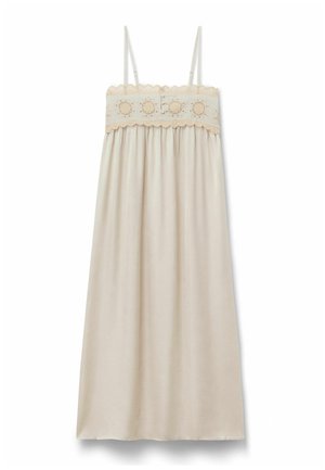 Ærmeløs beige kjole med tynde stropper, blomsterbroderi, knapdetaljer på brystet og et flydende skørt.