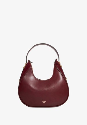 Sac à main en cuir bordeaux de forme courbée, avec des accents texturés et une courte anse. Doté d'une fermeture éclair et d'une marque en ton doré.