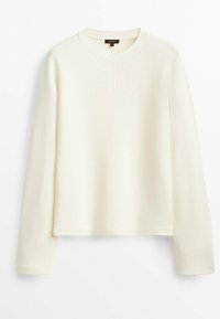 Pull en tricot côtelé à manches longues de couleur blanc cassé avec col rond et couture verticale subtile sur le devant.