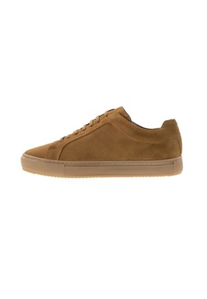 Baskets basses en daim marron avec lacets et semelle en caoutchouc vues de profil sur fond blanc.